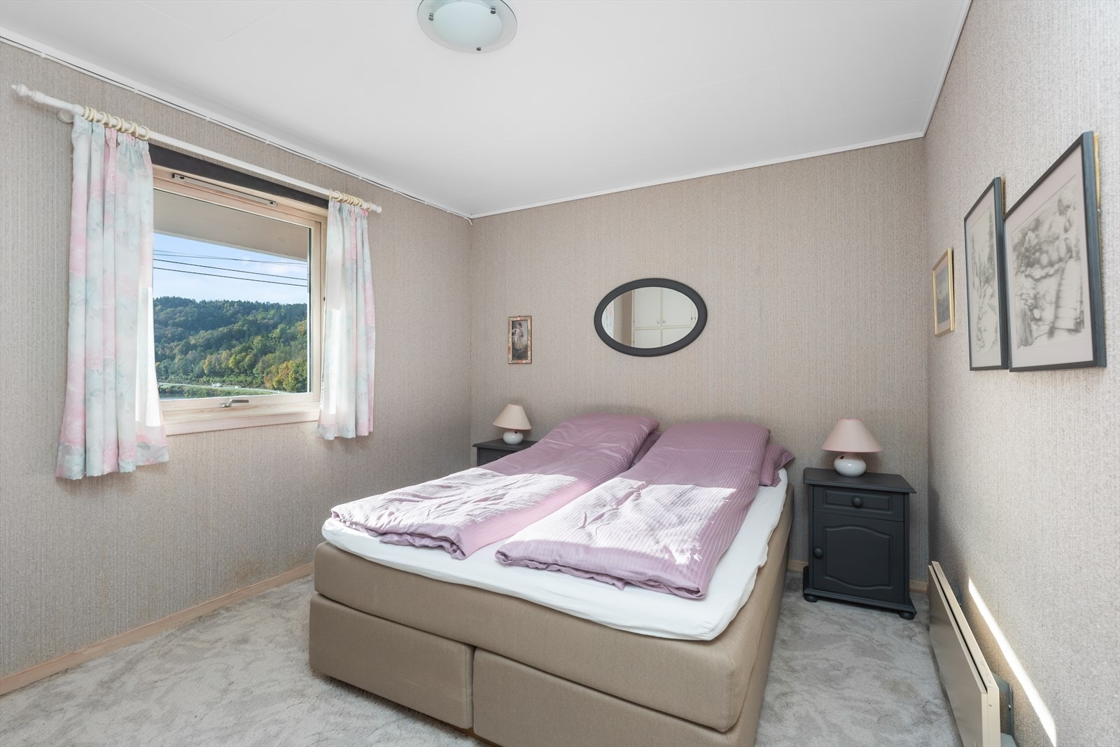 Soverommet i hovedetasjen har teppebelagte gulv og vindu med utsikt mot naturen. Galleribilde