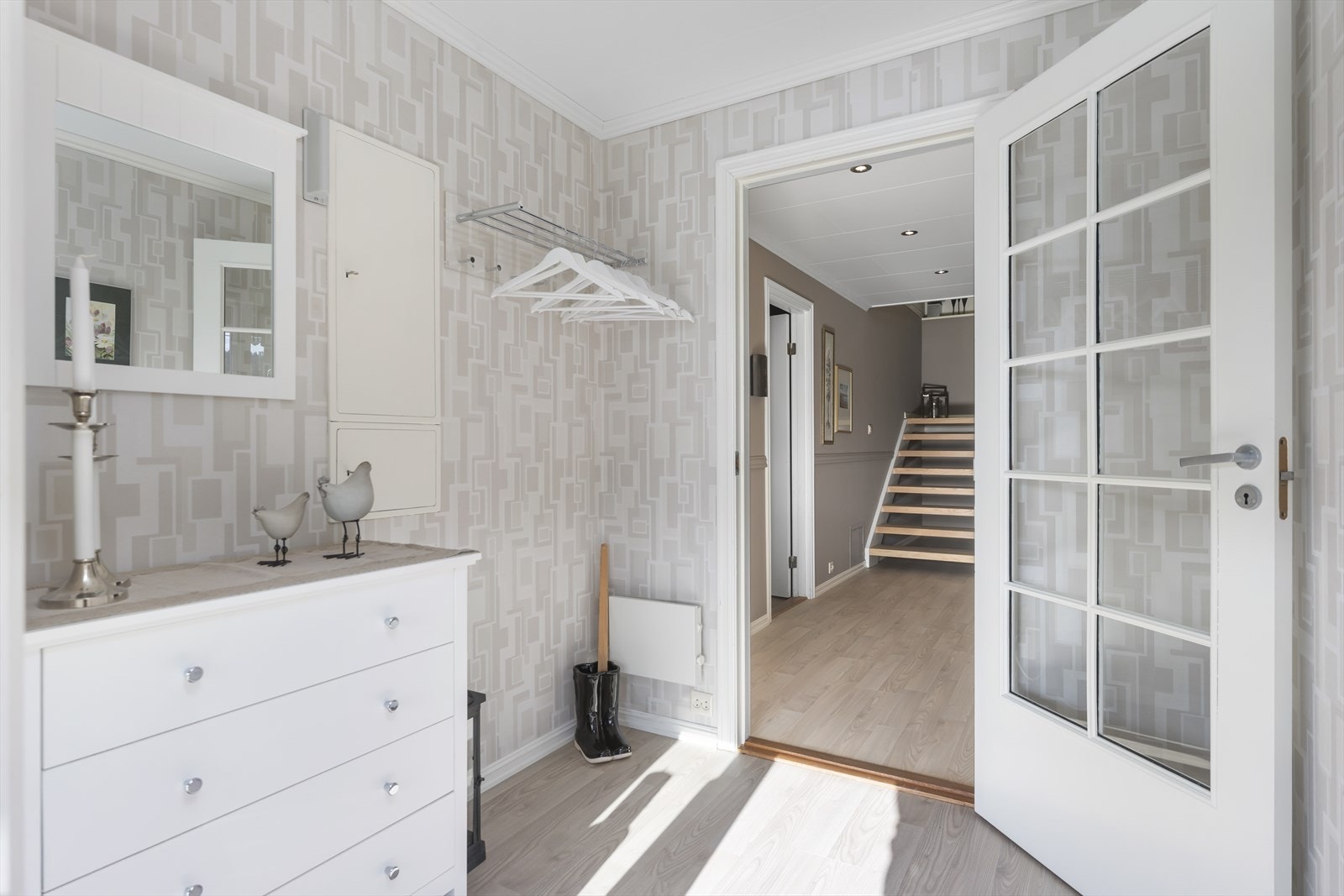 Entré med inngang fra bakkeplan. Lyse vegger og praktisk oppbevaringsplass. Galleribilde