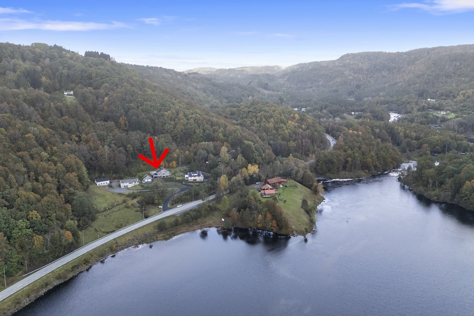 Eiendommen ligger i et naturskjønt område med nærhet til vann og skog. Galleribilde