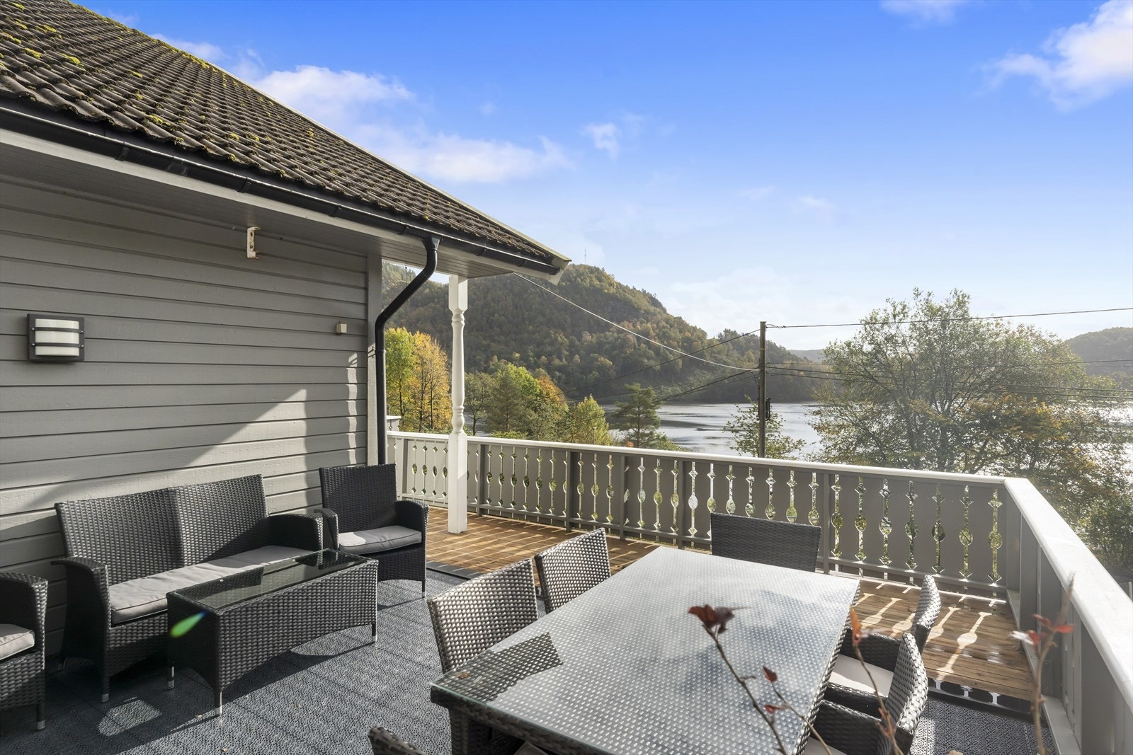 Fra terrassen kan man nyte utsikten over vannet og de omkringliggende åsene. Galleribilde