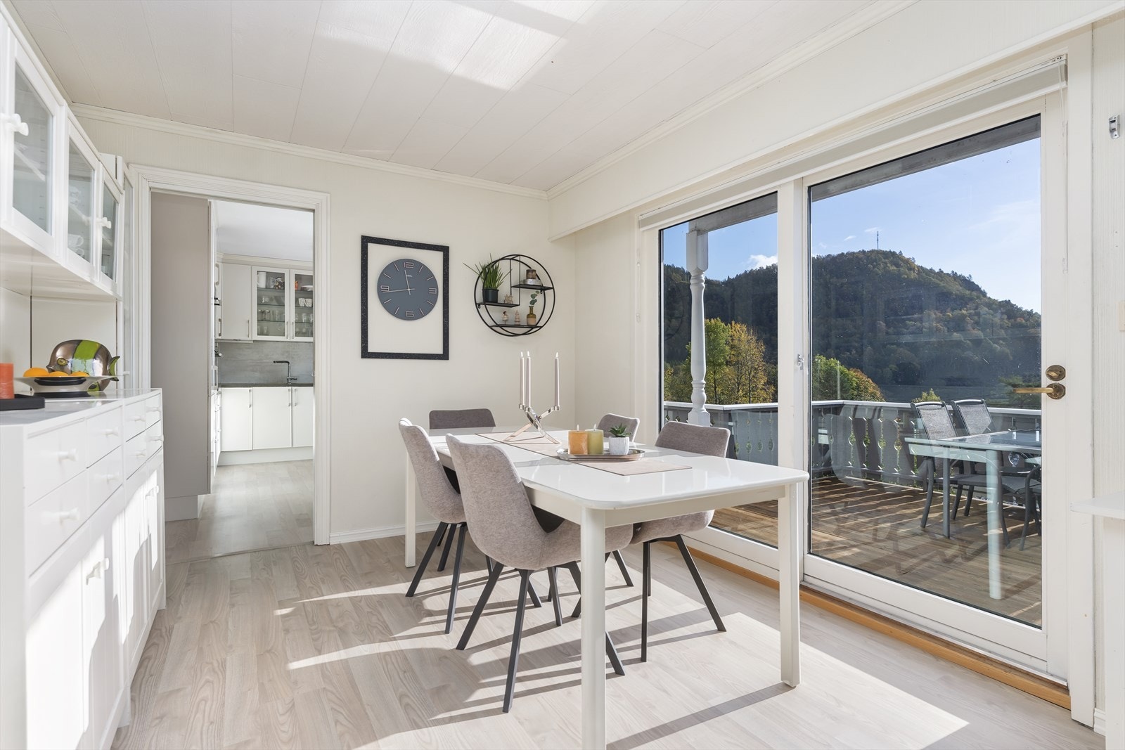 Spiseplassen har store skyvedører som leder ut til en solrik terrasse med vakker utsikt. Galleribilde