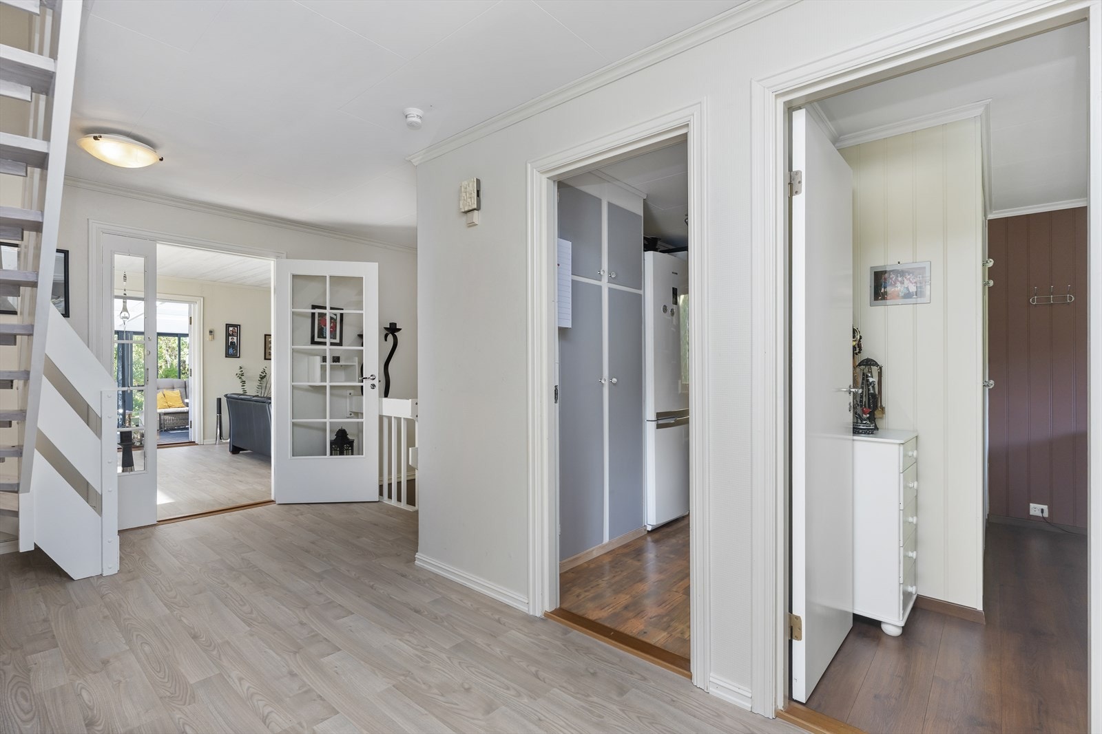 Fra gangen er det enkel tilgang til kjøkken og stue, med dører som slipper inn naturlig lys. Galleribilde