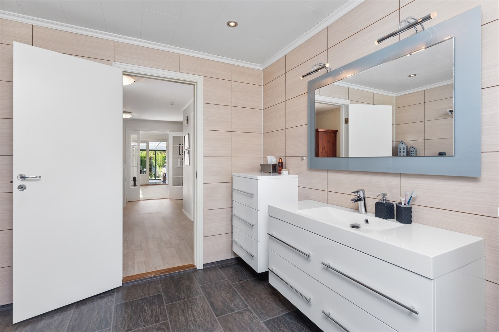 Badet har flislagt gulv med varmekabler, samt enkel adkomst til stuen. Galleribilde