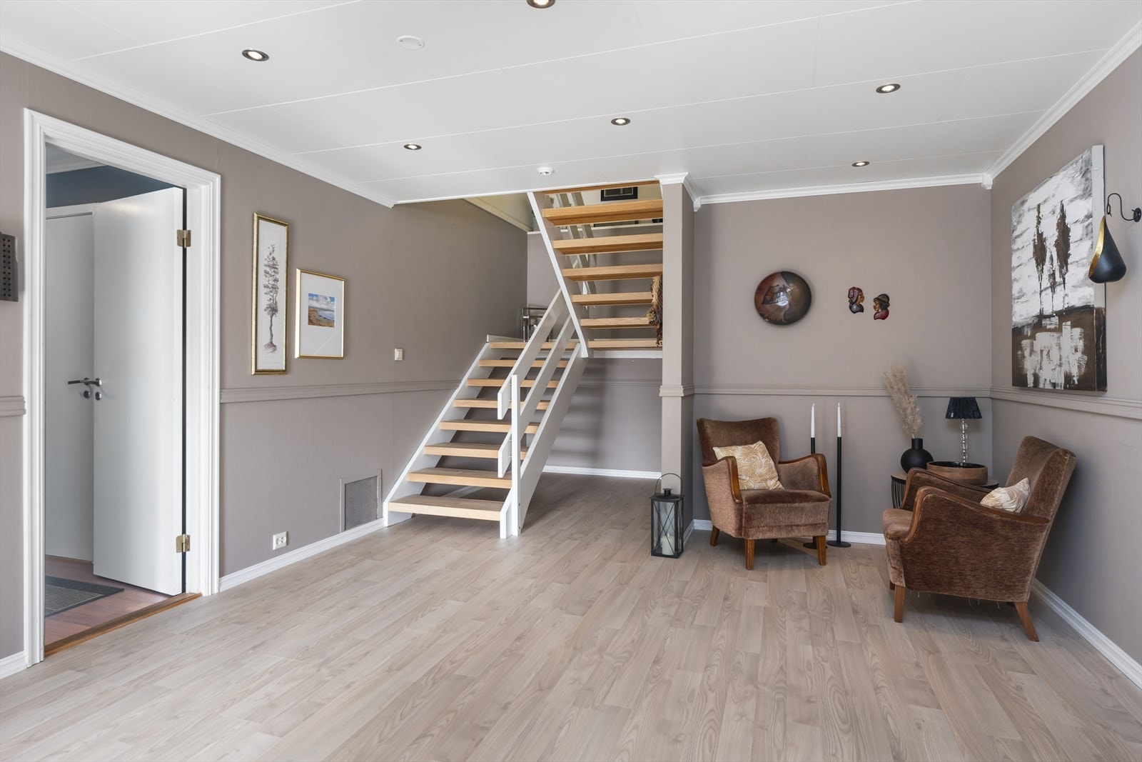 Hall/gang med adkomst til boligen 2. etasje har god romfølelse gir et elegant førsteinntrykk. Galleribilde