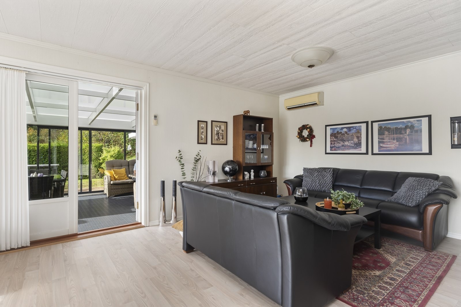 Koselig sofakrok i stuen med varm atmosfære, og klimaanlegg for optimal komfort. Galleribilde