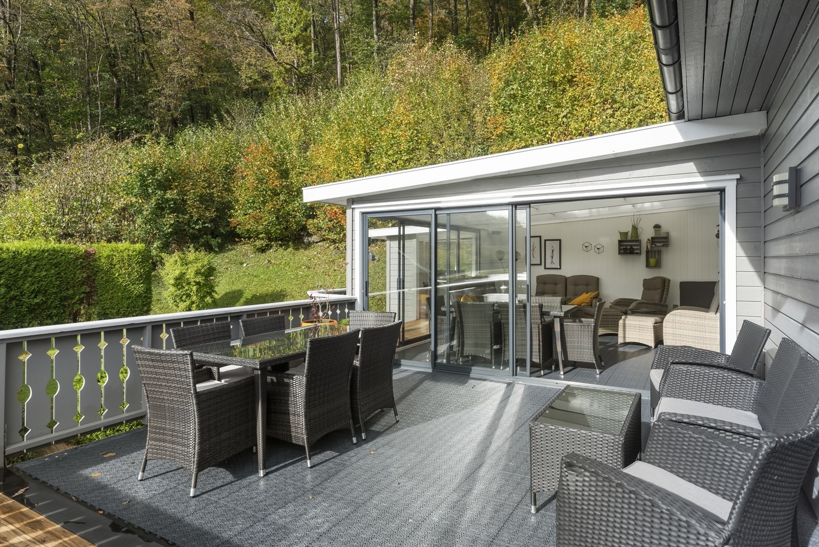Uteområdet har en koselig sittegruppe med enkel tilgang til terrassen via store glassdører. Galleribilde