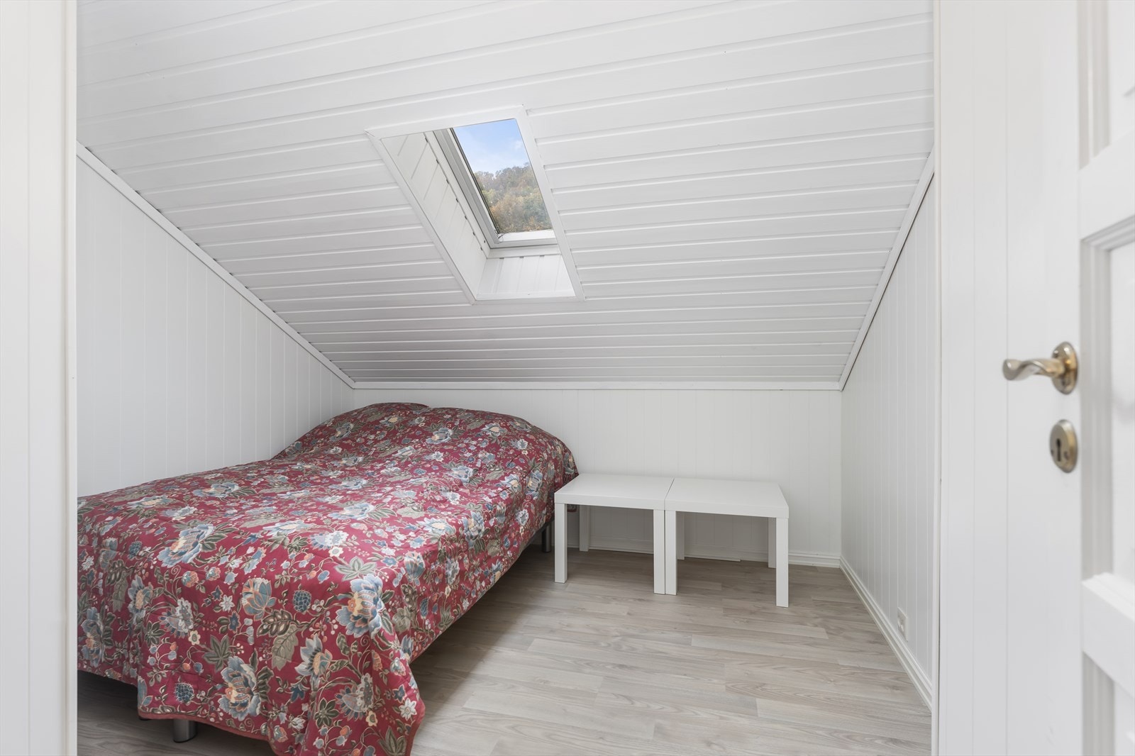 Lyst soverom med takvindu. Galleribilde