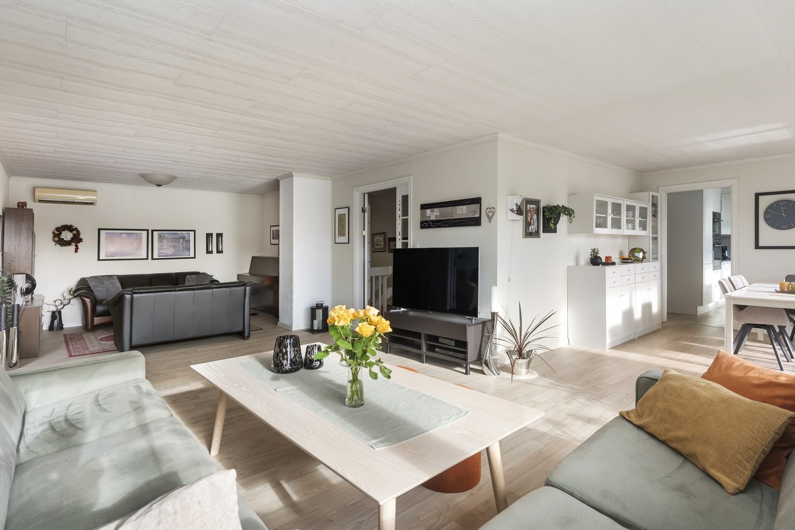 Stuen er romslig med plass til både sofagruppe og TV-hjørne, ideelt for avslapning. Galleribilde