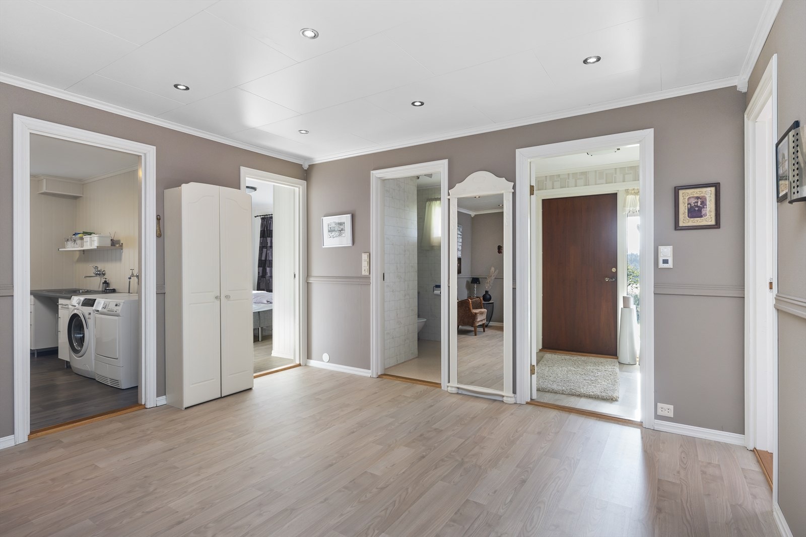 Romslig hall/gang med tilgang til flere rom, inkludert bad og vaskerom. Galleribilde