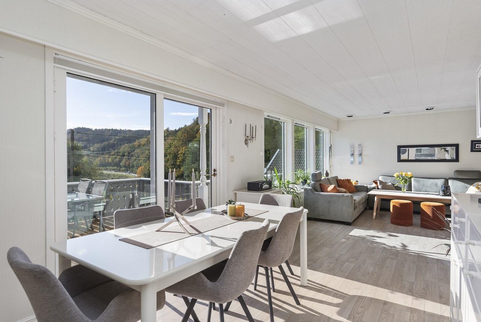 Spiseplassen har utgang til en romslig balkong med flott utsikt mot naturen. Galleribilde