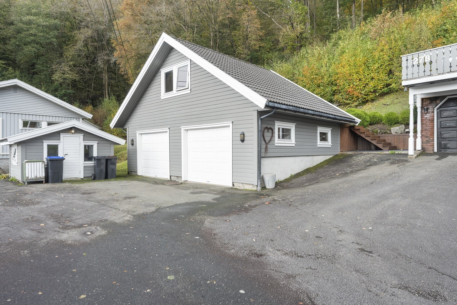 Gårdsplassen inkluderer en dobbel garasje med god plass til parkering. Galleribilde
