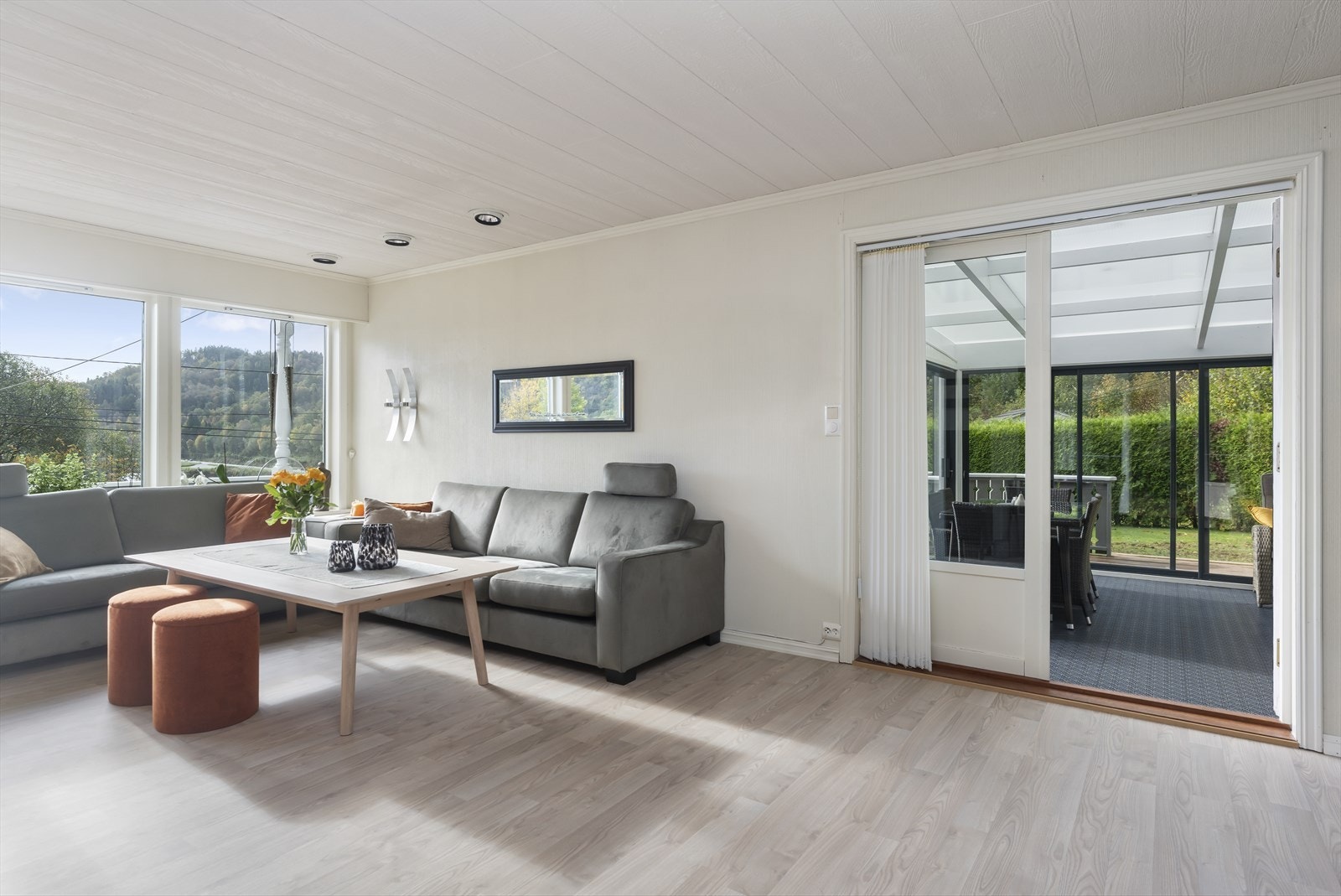 Fra stuen er det direkte utgang til en innbydende vinterhage, perfekt for avslapning året rundt. Galleribilde