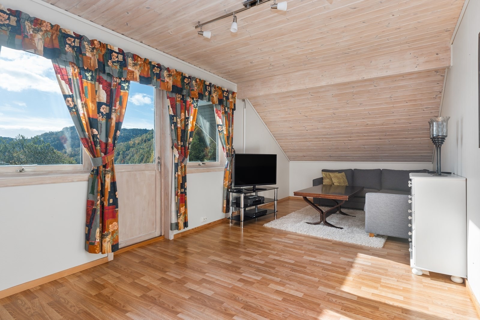 Loftstuen har store vindusflater med utgang til balkong, som gir flott utsikt. Galleribilde