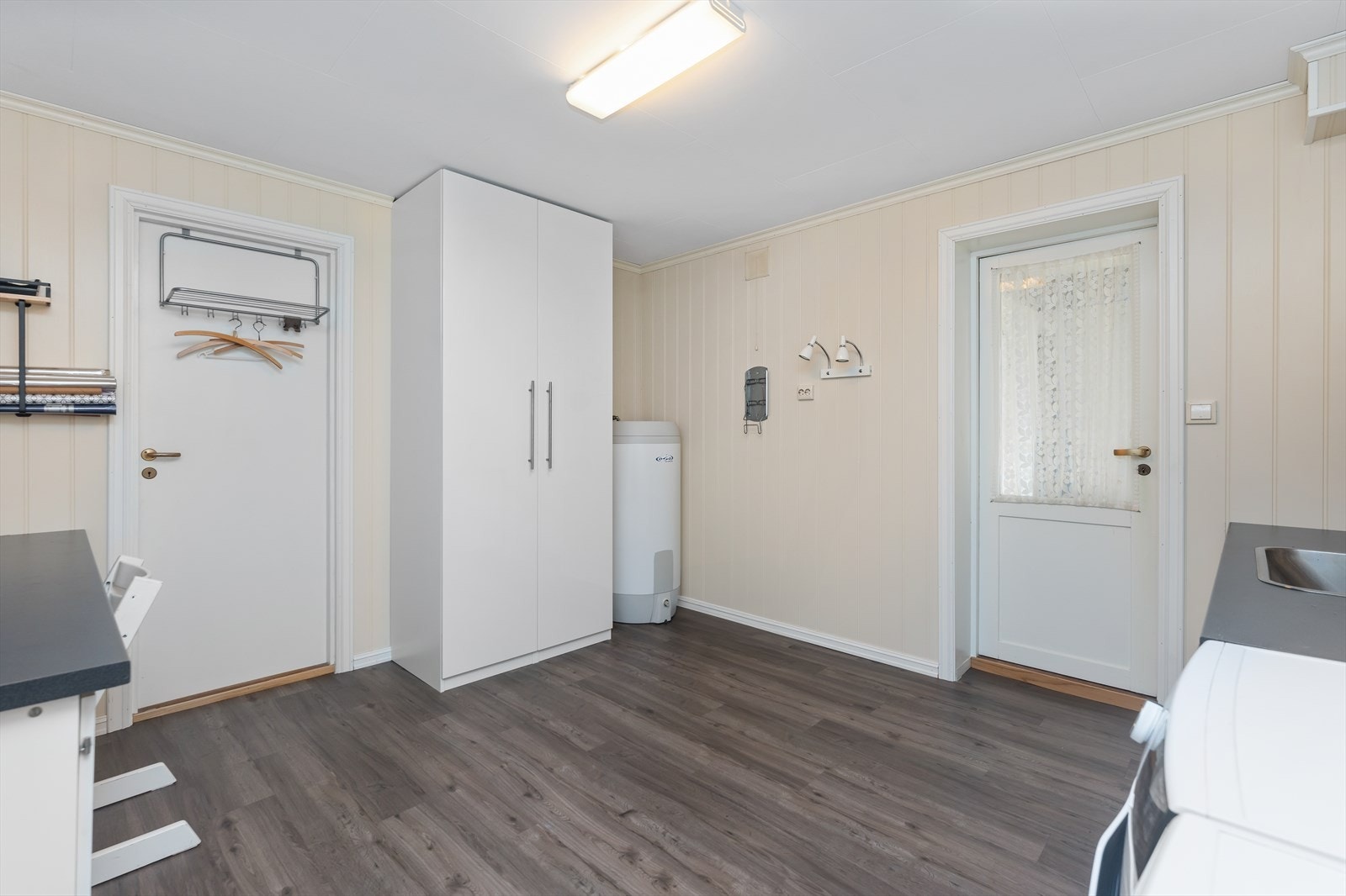 Vaskerommet har praktisk oppbevaring med høyskap og har god størrelse. Her er også egen praktisk inngang. Galleribilde