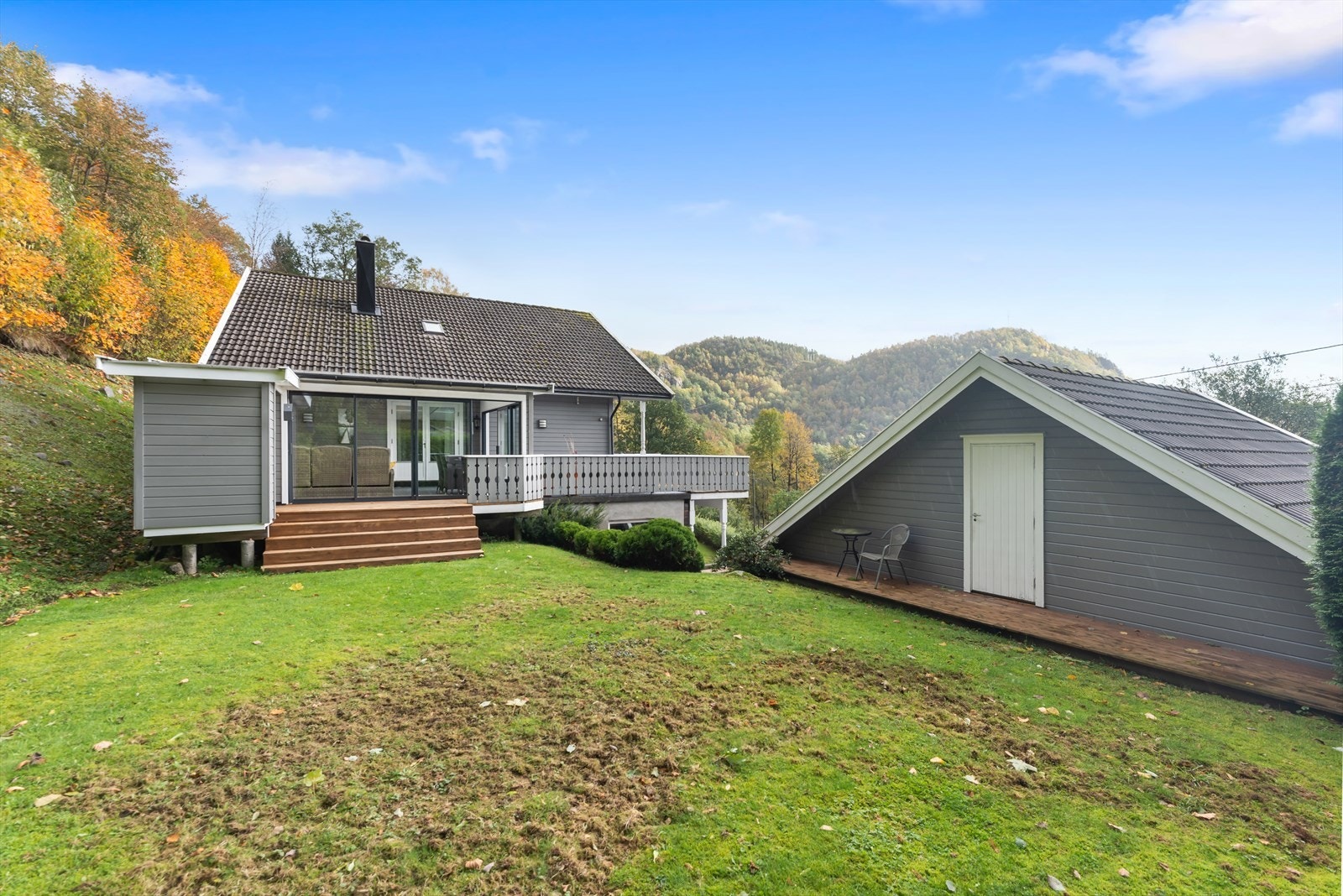 Plen og romslig terrasse med enkel tilgang til boligen. Galleribilde