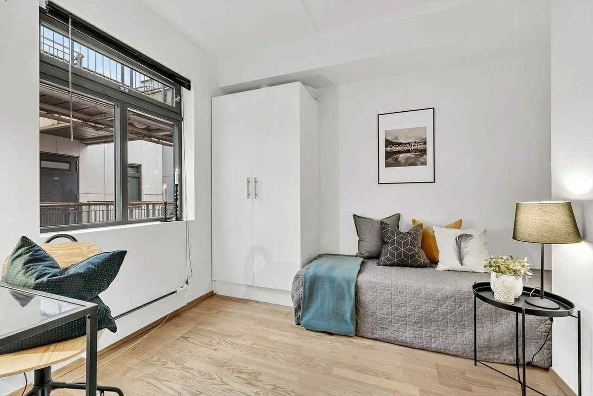 Det er kun en kommode på dette rommet i dag Galleribilde