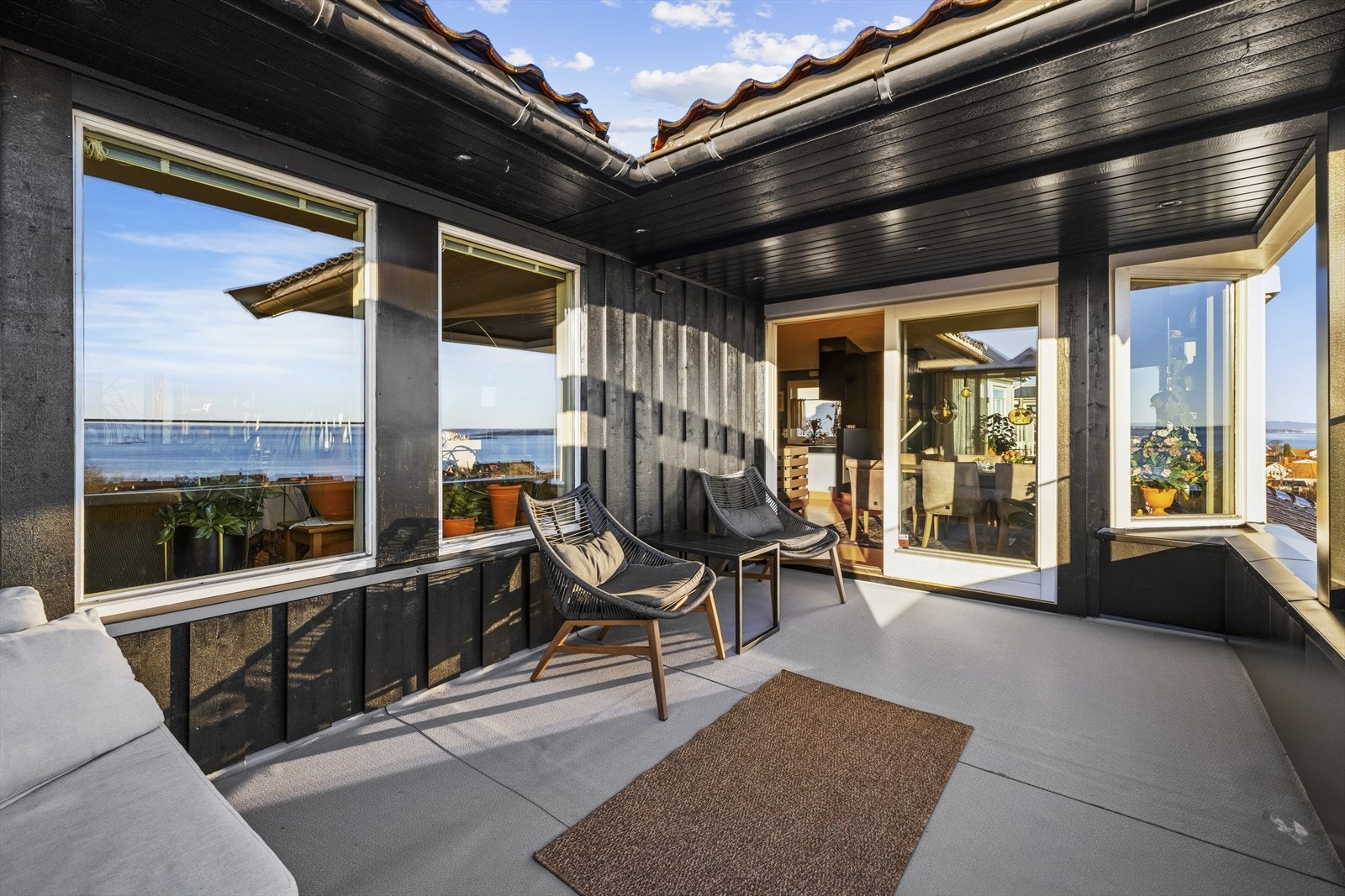 Den hyggelige frokostbalkongen er nylig renovert. Galleribilde