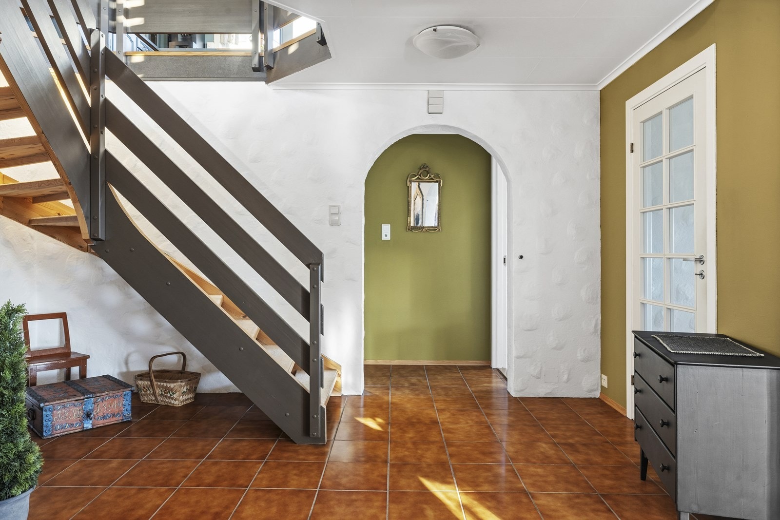 Man kommer inn i en flislagt entré med god plass til oppbevaring av sko og yttertøy. Videre har man en flott hall med flere møbleringsmuligheter og trapp opp til boligens hovedetasje. Galleribilde