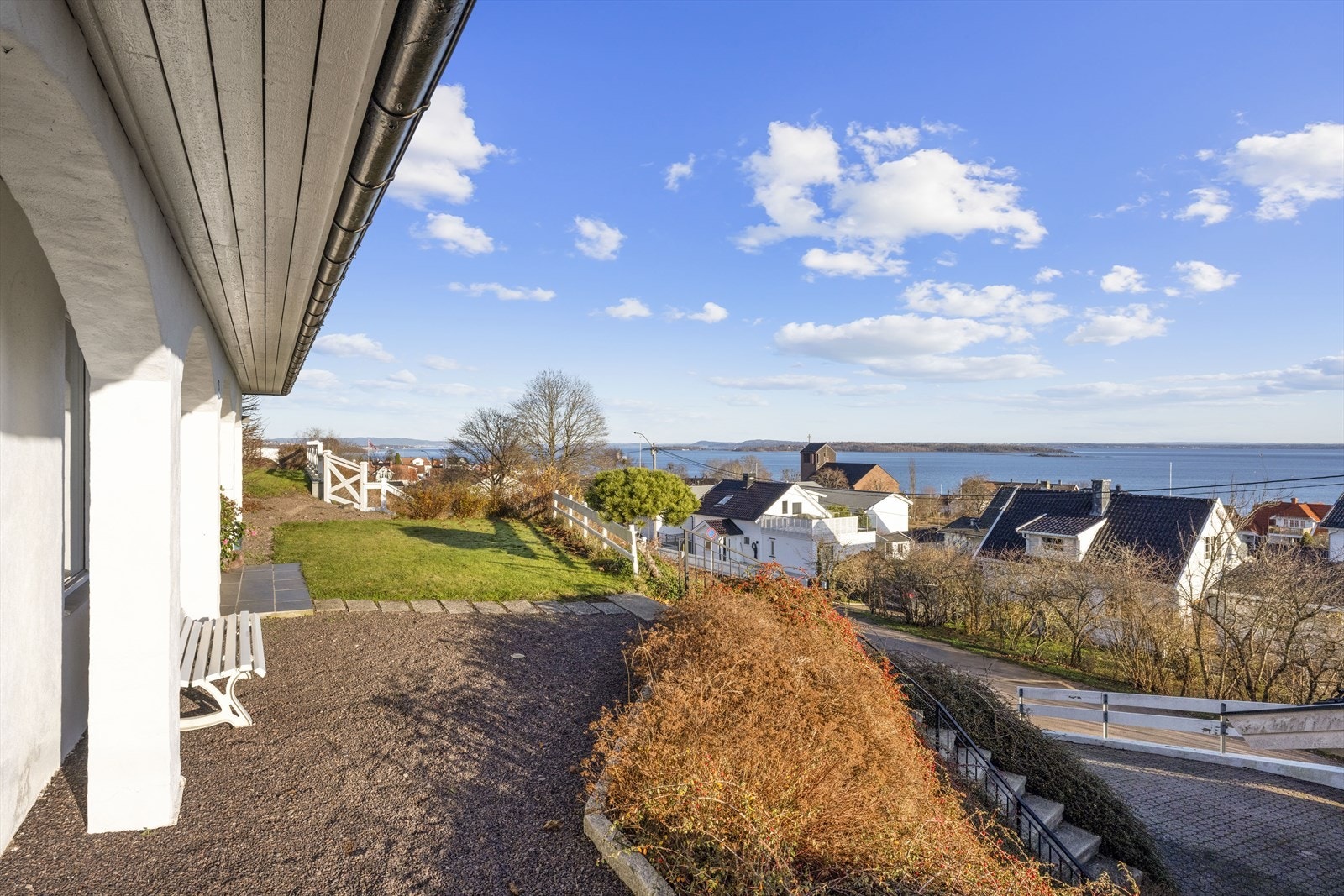 Gårdsplassen er stenlagt, og det er lagt varmekabler i kjørefeltet. Den flotte trappen opp til inngangspartiet har også varmekabler. Galleribilde