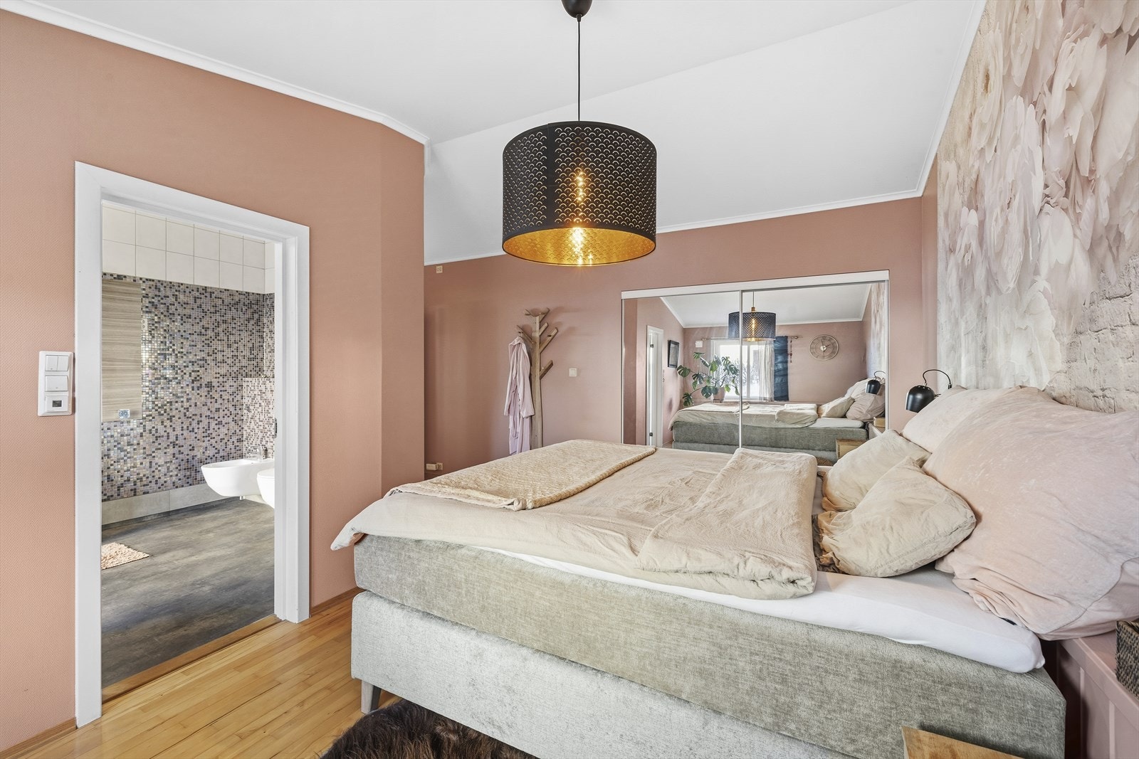 Det er også direkte adkomst til baderommet som er både praktisk og svært behagelig. Galleribilde