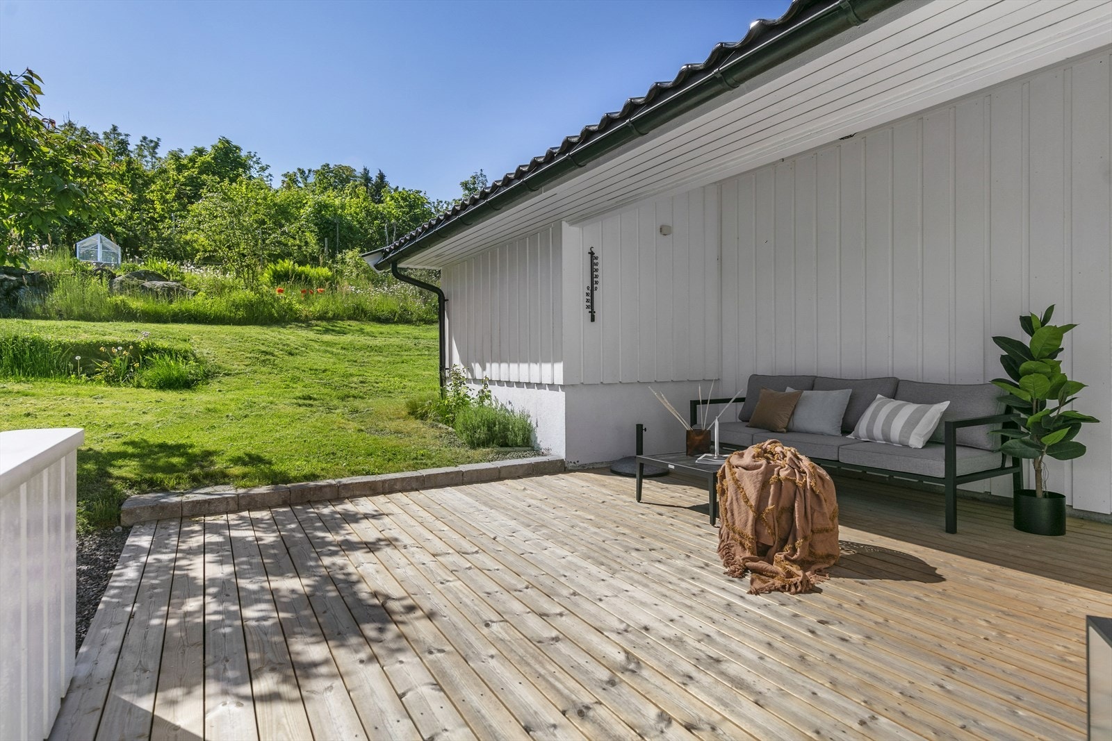 Terrassen er opparbeidet på dekke av tre med nye terrassebord fra 2020. Galleribilde