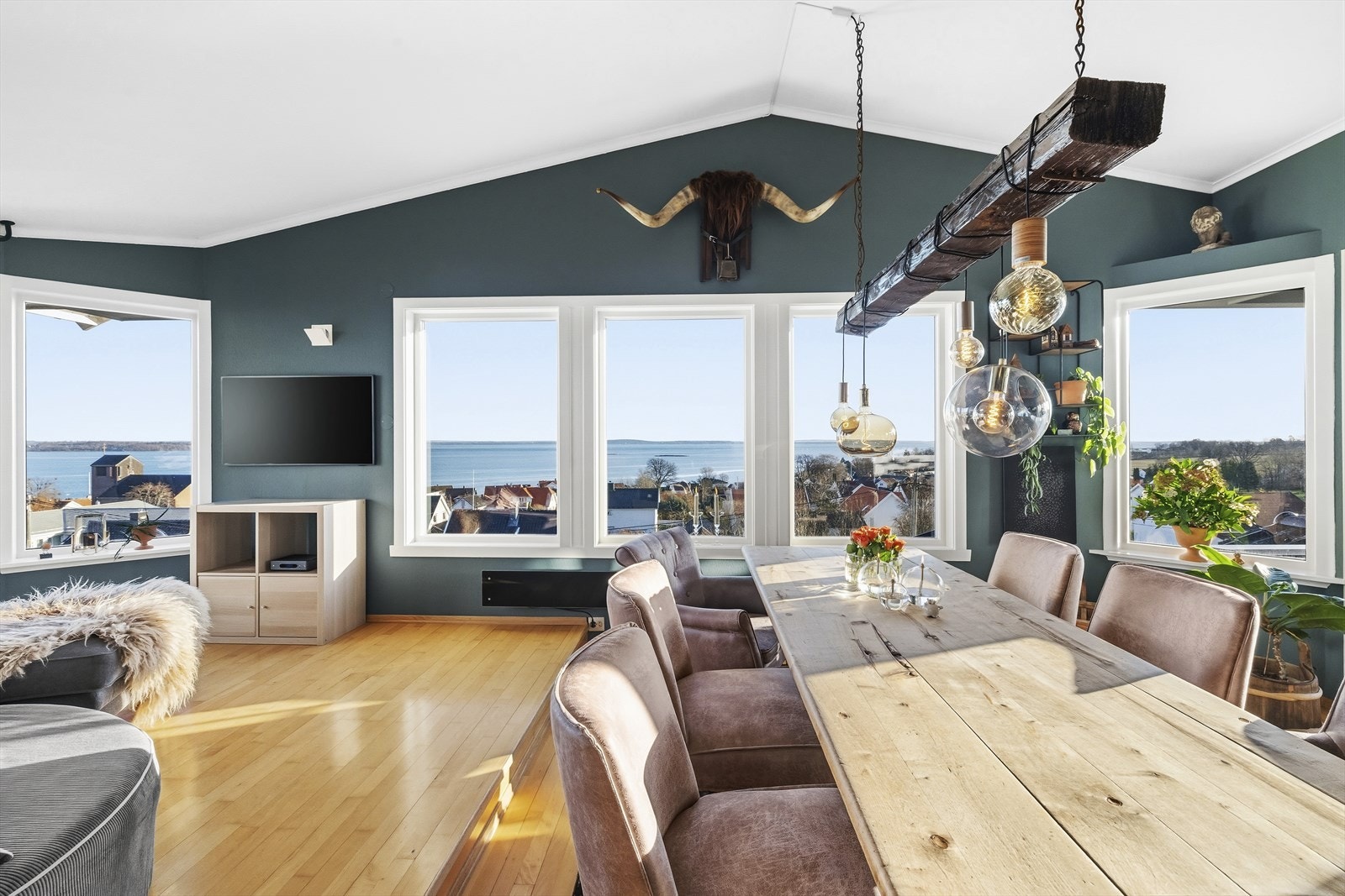 Her er det mange store og fine vindusflater hvor sjøutsikten over Oslofjorden kan nytes i alle retninger. Galleribilde