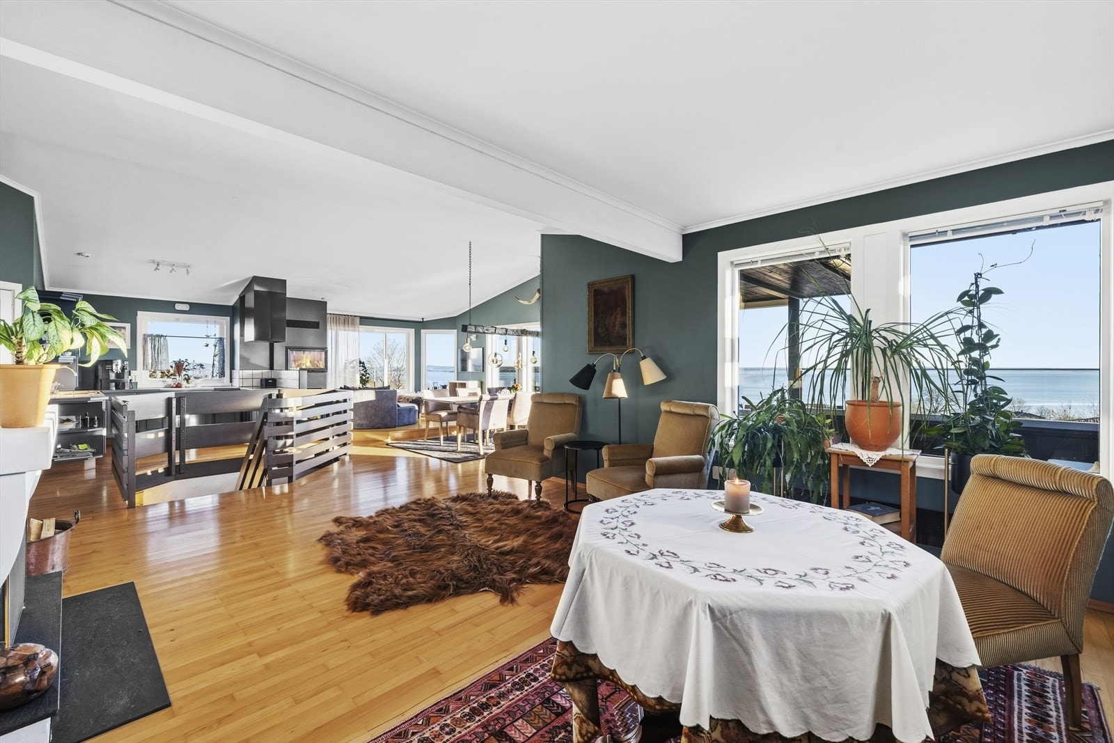 Oppholdssonen er svært romslig som gir gode muligheter for møblering i flere soner. Galleribilde