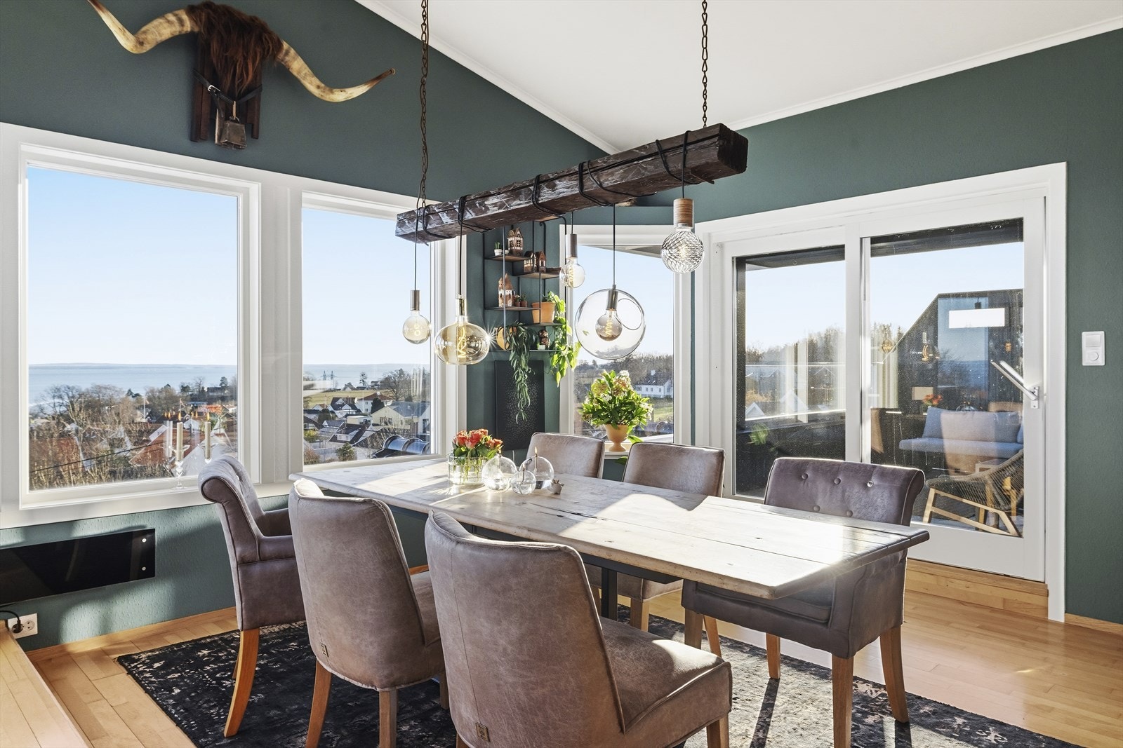 Spisestuen har fint plass til familie og venner for hyggelige sammenkomster og gode måltider. Fra denne sonen er det også utgang til balkong. Galleribilde