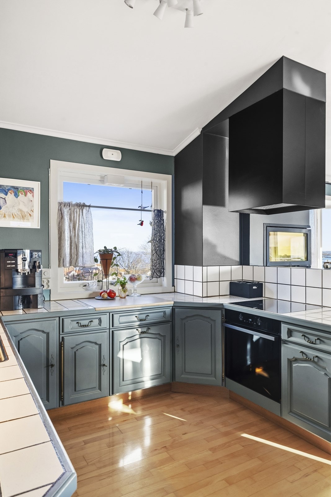 Kjøkkenet er godt utnyttet med innredning i både under- og overskap. Godt med benkeplass gir også rikelig med arbeidsplass. Galleribilde