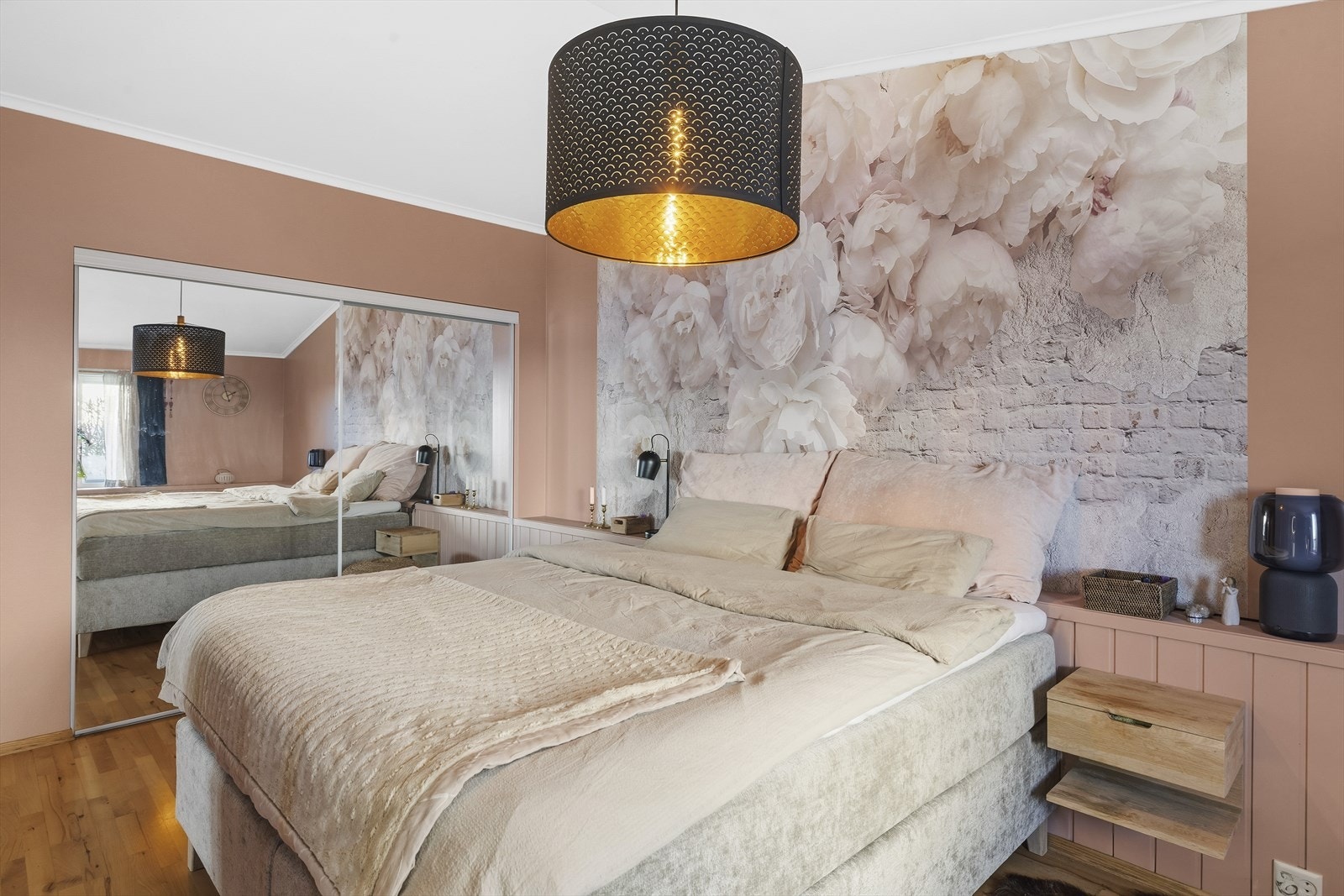 Her er det plass til dobbeltseng med tilhørende møblement og gode lagringsmuligheter i plassbygget garderobeløsning med speilfronter. Galleribilde