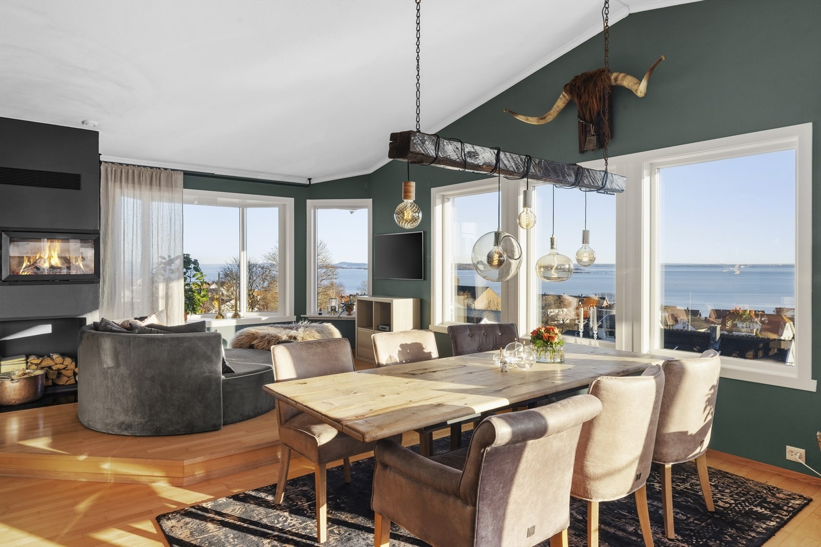 Spisestuen i hovedetasjen er plassert i praktisk tilknytning til kjøkkensonen hvor også den flotte utsikten kommer til sin rett! Galleribilde