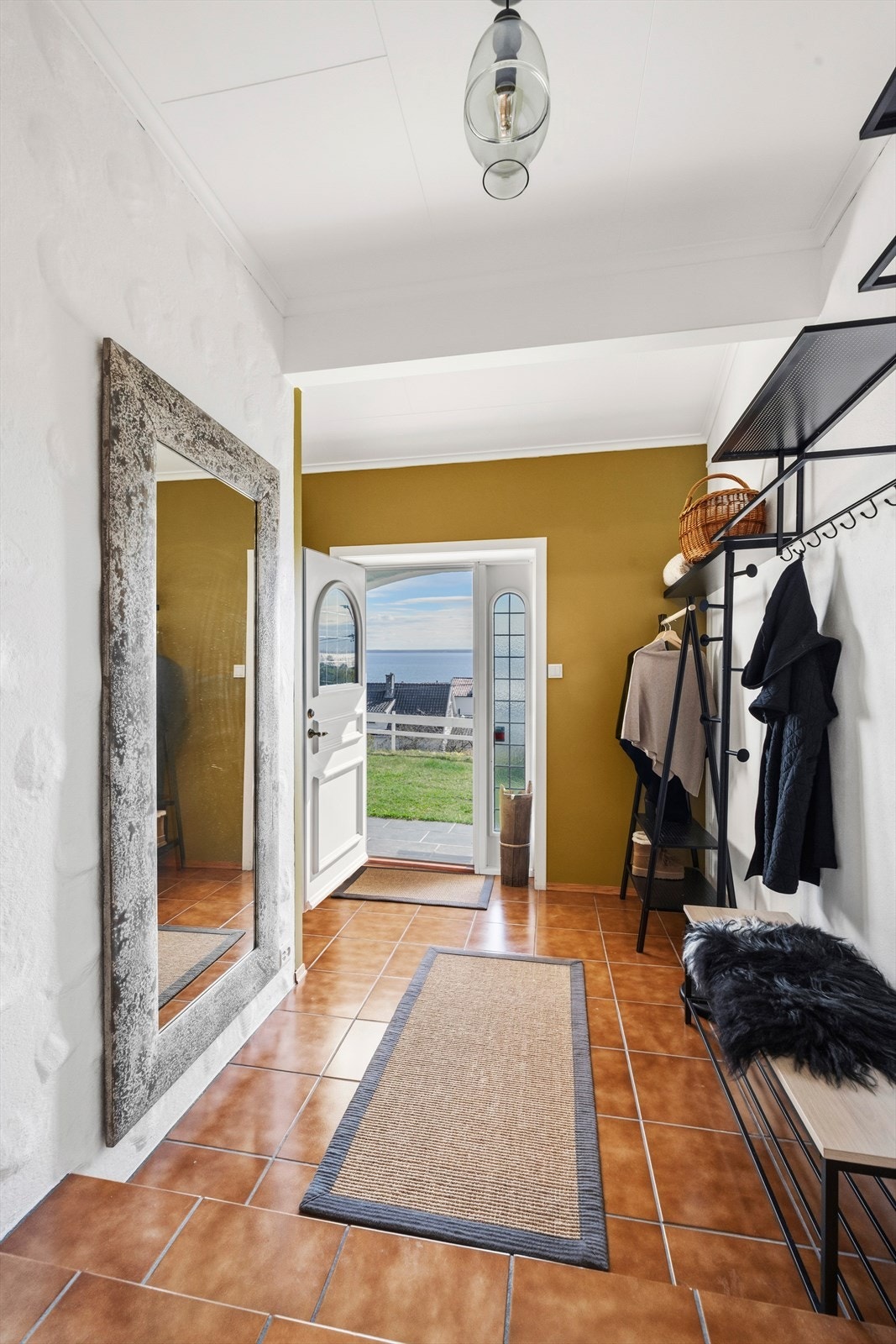 En flislagt entré ønsker velkommen inn. Galleribilde