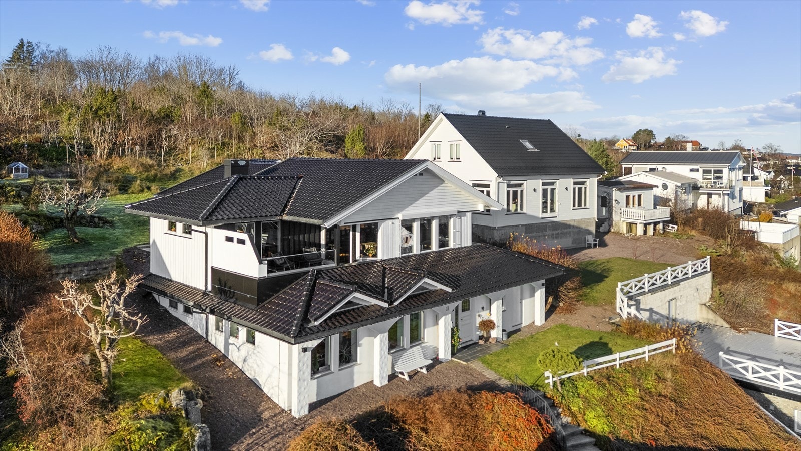 Eneboligen er opprinnelig fra 1988 og har et bruksareal på 260 kvm fordelt over to plan. Galleribilde