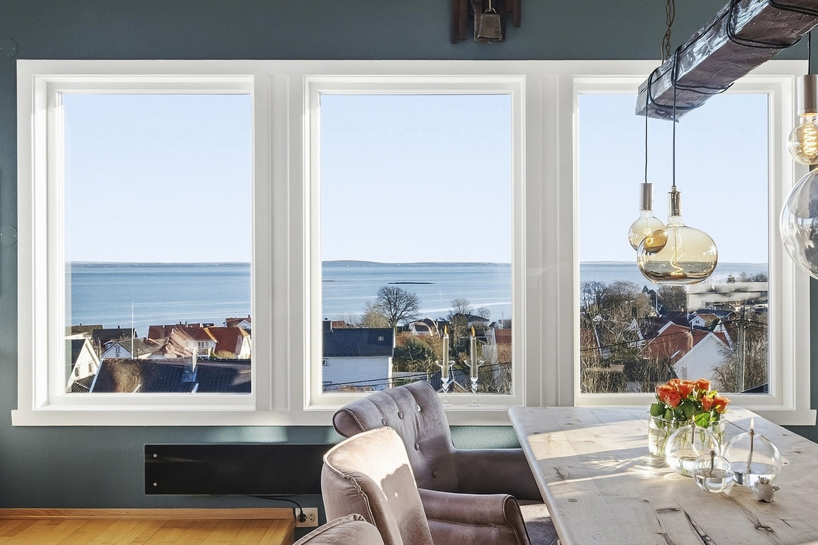 En innholdsrik enebolig med en fantastisk beliggenhet i en rolig og sjarmerende gate i idylliske Åsgårdstrand. Galleribilde