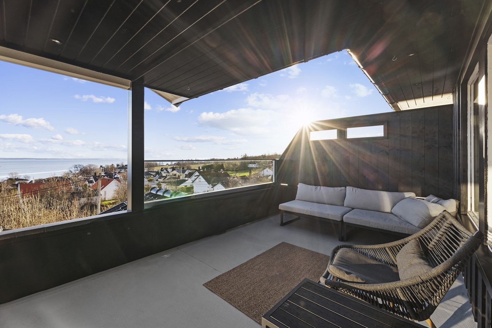 Den er delvis overbygget som gir en lun og skjermet plass med gode møbleringsmuligheter. Galleribilde