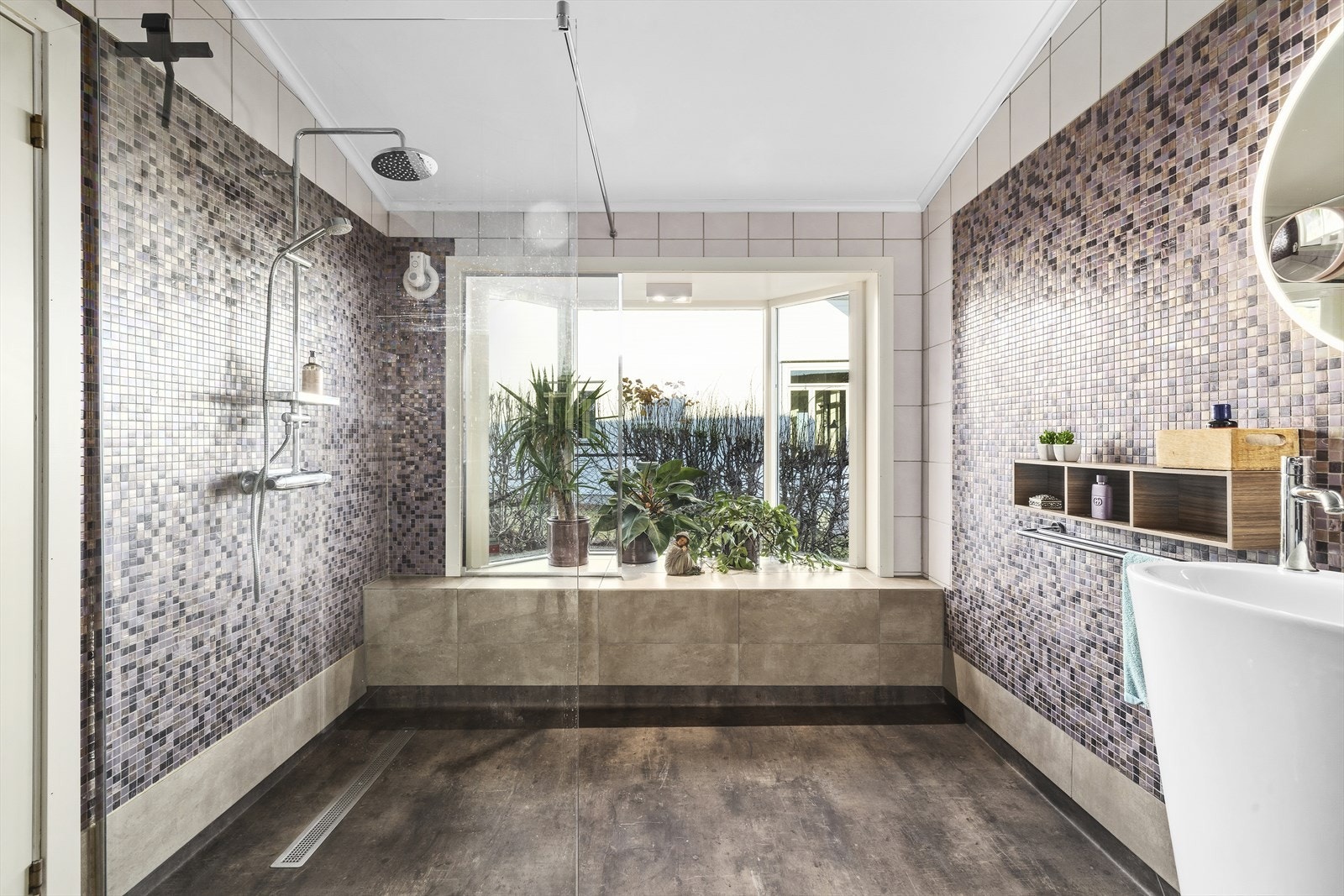 Et stor vindu i karnapp gir rikelig med naturlig dagslys inn i rommet. Galleribilde