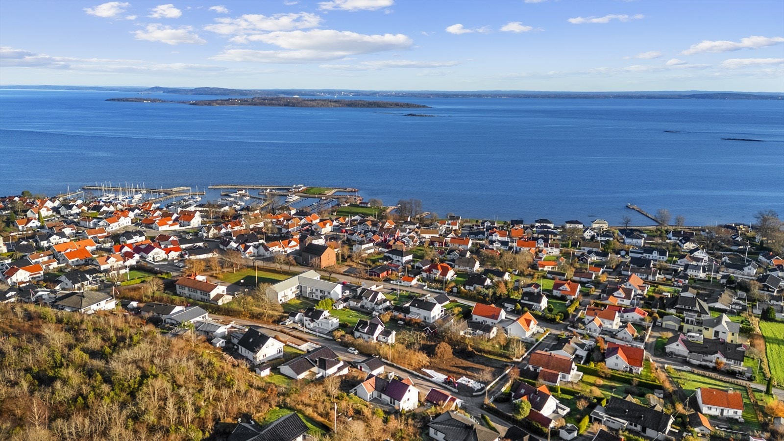 Herfra er det kort gåavstand til barnehage, barneskole, småbåthavn og flott strand. Galleribilde