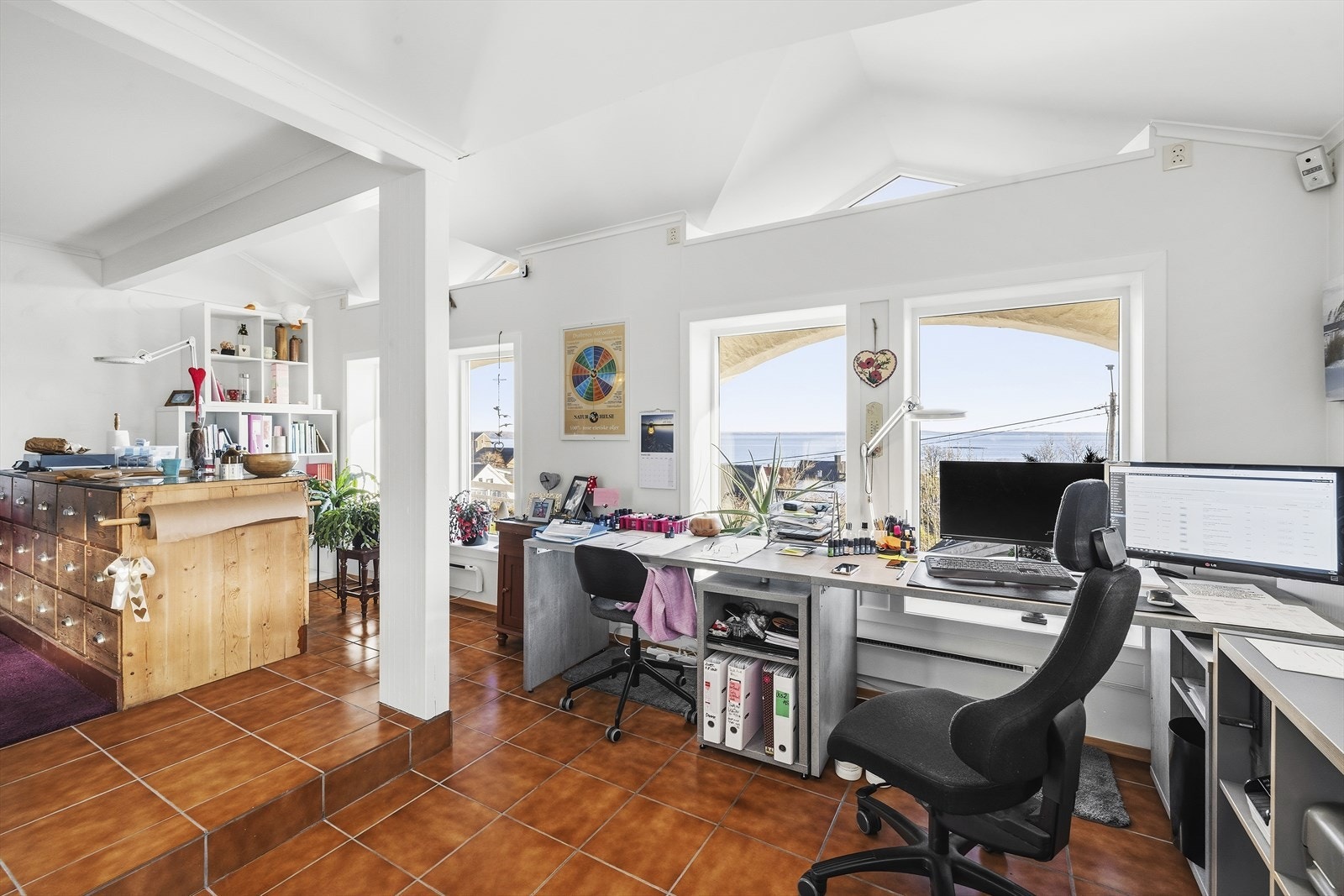 Dette flerbruksrommet har rikelig med naturlig dagslys og god takhøyde som bidrar til en god romfølelse. Galleribilde