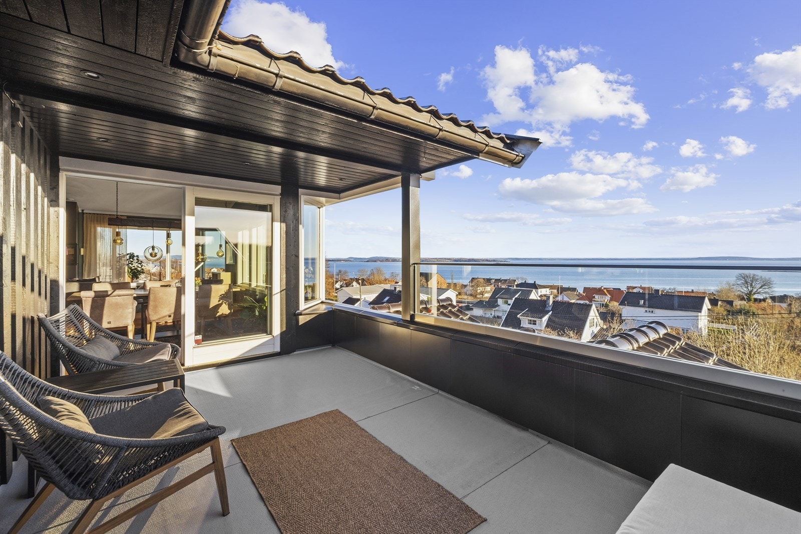 Balkongen er innrammet med rekkverk av delvis glass som ikke skjermer for den flotte utsikten. Galleribilde