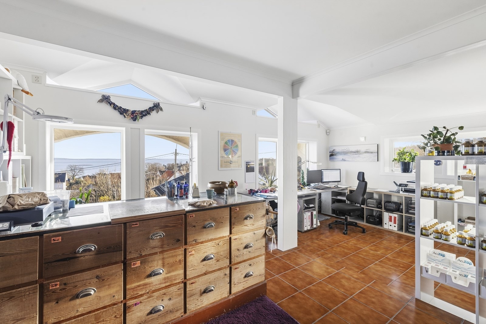 Stor og lys kjellerstue med flere bruksmuligheter - også herfra kan man nyte sjøutsikten! Galleribilde