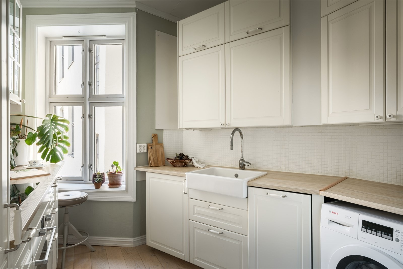 Klassisk og tidløst Ikea-kjøkken fra 2017 som ligger i et separat rom Galleribilde