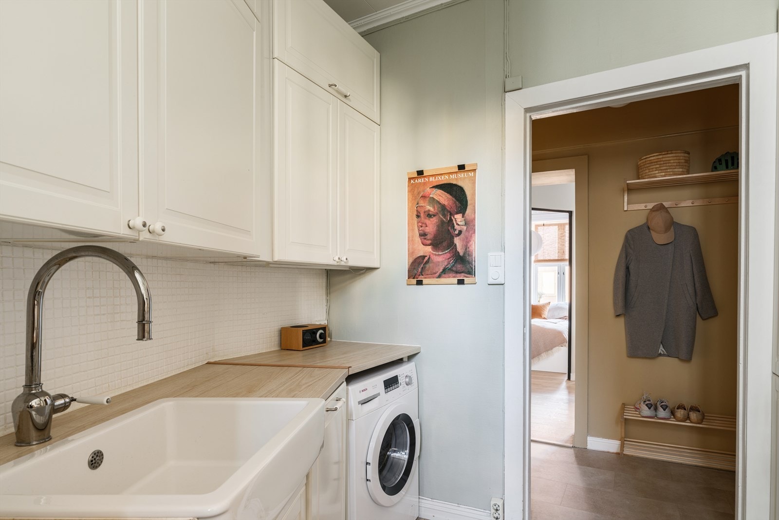 Det er opplegg for vaskmaskin. Stekeovn, platetopp, oppvaskmaskin og kjøl/frys er integrert i innredningen Galleribilde