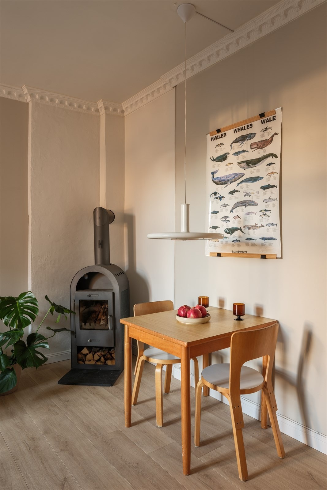 I hjørnet av stuen er det en peisovn som varmer godt på kalde vinterkvelder Galleribilde