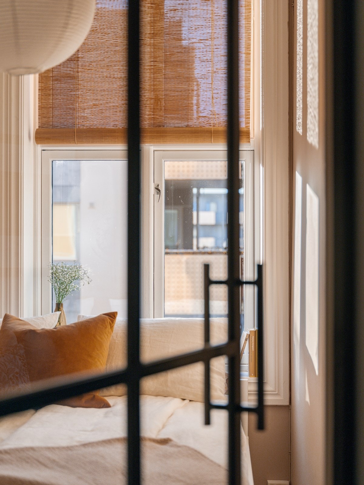 En stilig smijernsdør skiller soverommet fra stuen Galleribilde