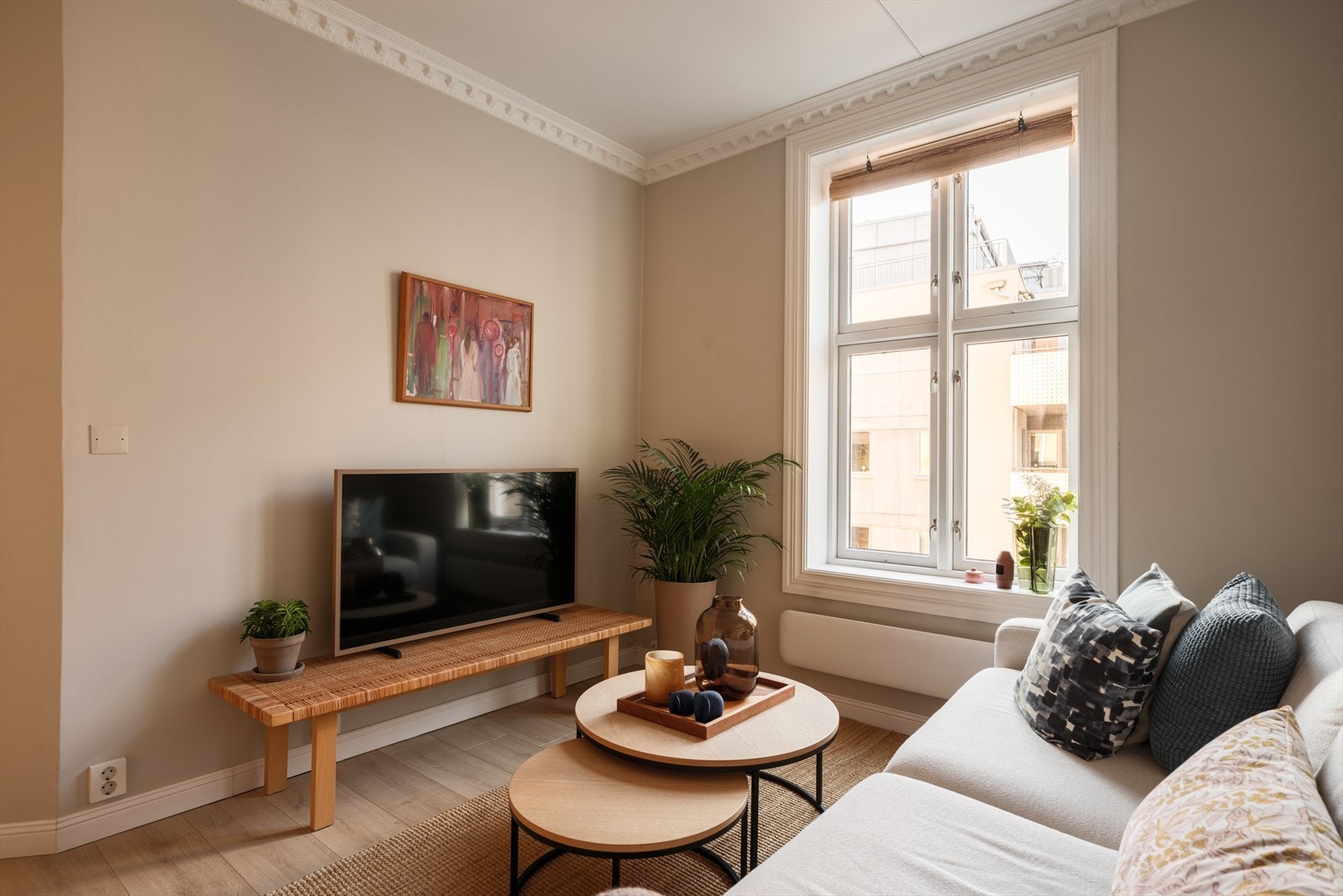 Himlingshøyden er mål til ca. 2,76 i stuen, noe som gjør at stuen oppleves lys og luftig Galleribilde