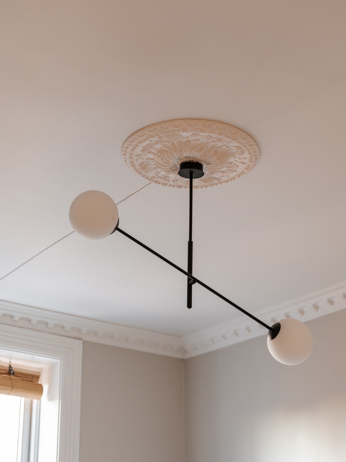 Her får du klassiske detaljer som rosett og stukkatur Galleribilde