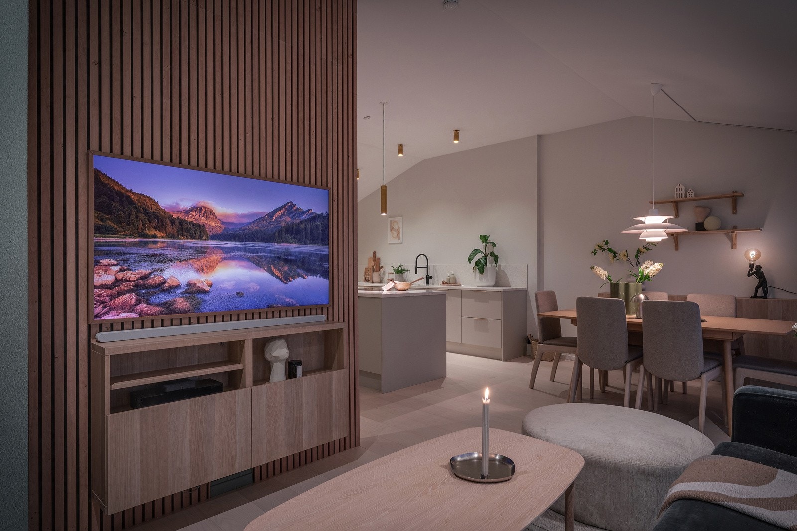 - Her er det god plass til både spisebord og sofakrok - Galleribilde