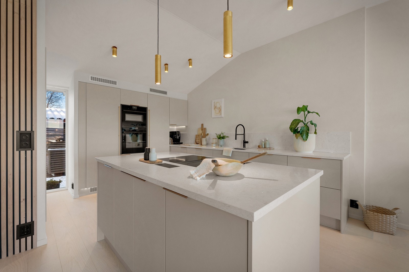 - Neff dampovn og kompaktovn med micro er plassert i høyskap - Galleribilde