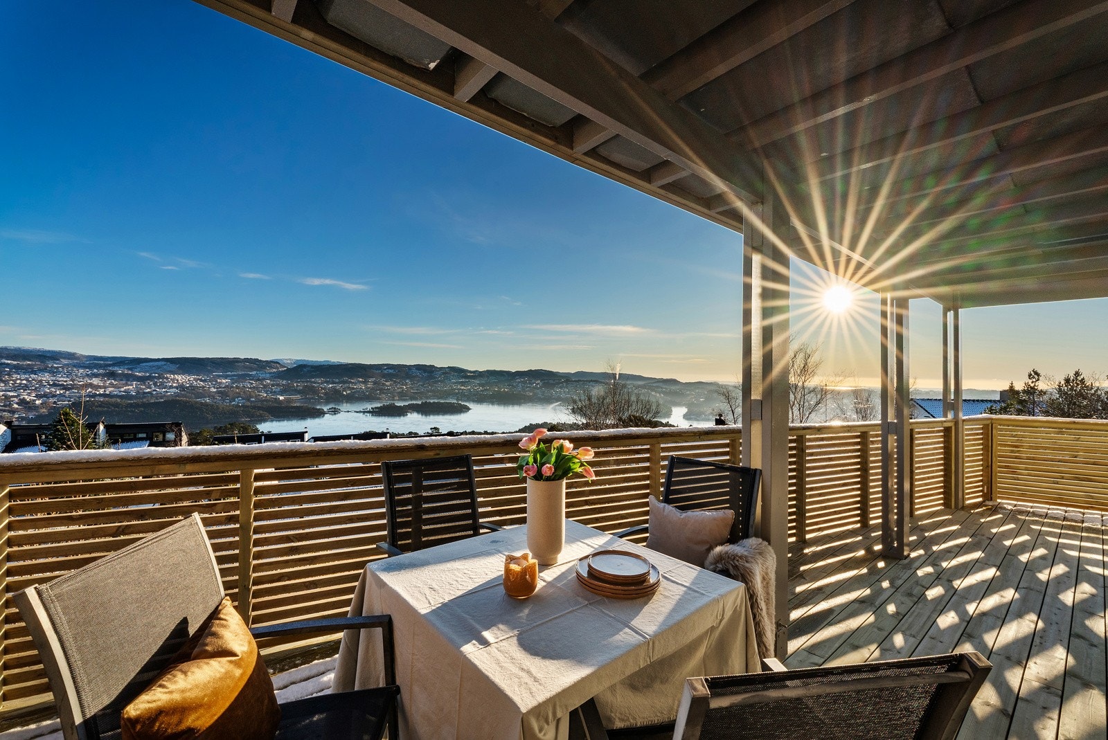 - Fra soverommet er det utgang til enda en hyggelig terrasse (23 kvm) - Galleribilde