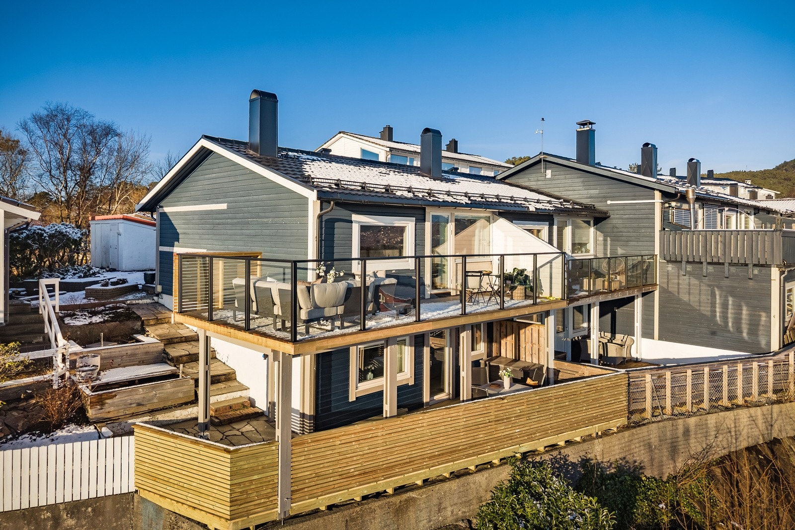 - Uteområdene er betydelig oppgradert de siste årene, med nye terrassebord, platting og rekkverk i både 2024 og 2025 - Galleribilde